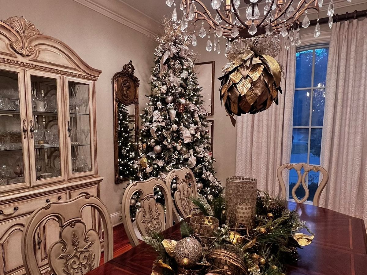 Superscapes holiday decorating in a dining room